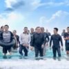 Usai Berenang di Pantai Pagatan,Bupati Zairullah Pastikan Pantai Aman Untuk Dikunjungi