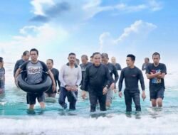 Usai Berenang di Pantai Pagatan,Bupati Zairullah Pastikan Pantai Aman Untuk Dikunjungi